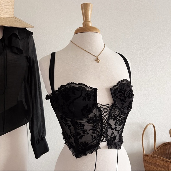 BLACK LACE TRIMMED FLORAL DETAILED CORSET TOP - Picture 7 of 7
